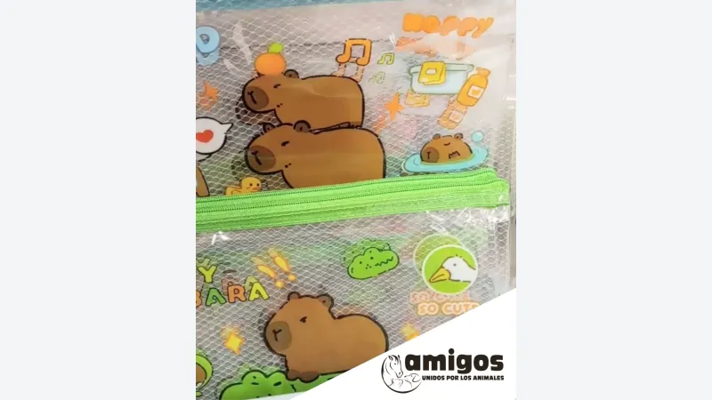 Imagen de cupón: Lleva el Sobre Capybara transparente y ayuda a Amigos Unidos por los Animales.
